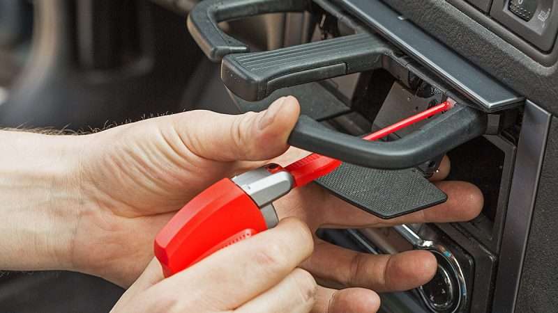 В автомобиле салон дребезжит: причины и способы устранения