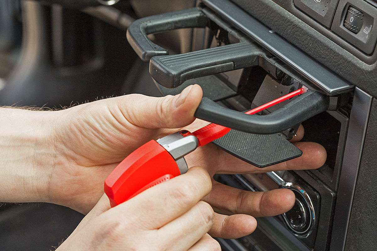 В автомобиле салон дребезжит: причины и способы устранения