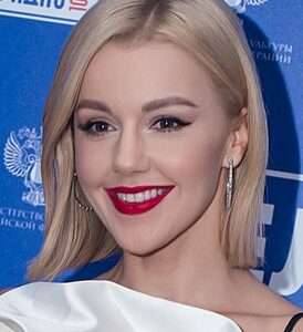 Возраст Юлианы Карауловой: Биография и Творческий Путь