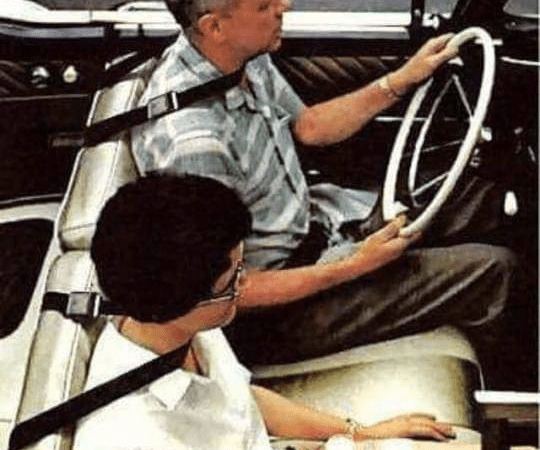 Первый автомобиль с ремнем безопасности