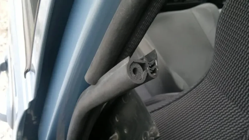 Ремонт уплотнительной резинки в двери автомобиля